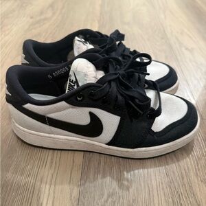 Dunk Low Retro Se in White & Black size 5 MENS size